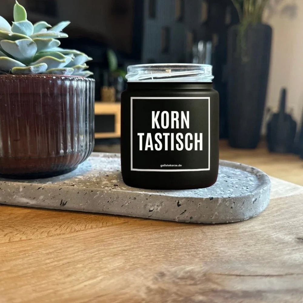 Duftkerze mit Spruch von geilstekerze ist der neue Geschenketrend. Diese witzige Kerze Vegane Bio-Kerze mit Spruch – KORNTASTISCH brennt mega lange sagenhafte 80 Stunde, hochwertige ätherische Öle schaffen beste Duftverteilung. Mit 1400 lustigen Sprüchen perfekt zum Verschenken. Handgemacht in Deutschland von geilstekerze.de -Die beste Duftkerze die du kaufen kannst.