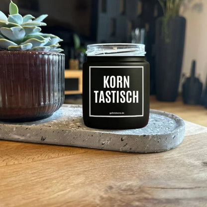 Duftkerze mit Spruch von geilstekerze ist der neue Geschenketrend. Diese witzige Kerze Vegane Bio-Kerze mit Spruch – KORNTASTISCH brennt mega lange sagenhafte 80 Stunde, hochwertige ätherische Öle schaffen beste Duftverteilung. Mit 1400 lustigen Sprüchen perfekt zum Verschenken. Handgemacht in Deutschland von geilstekerze.de -Die beste Duftkerze die du kaufen kannst.
