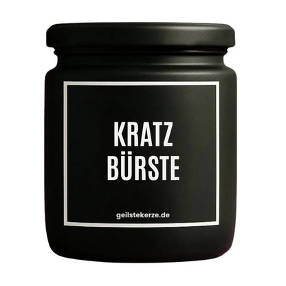 Duftkerze mit Spruch von geilstekerze ist der neue Geschenketrend. Diese witzige Kerze Vegane Bio-Kerze mit Spruch – KRATZBÜRSTE brennt mega lange sagenhafte 80 Stunde, hochwertige ätherische Öle schaffen beste Duftverteilung. Mit 1400 lustigen Sprüchen perfekt zum Verschenken. Handgemacht in Deutschland von geilstekerze.de -Die beste Duftkerze die du kaufen kannst.