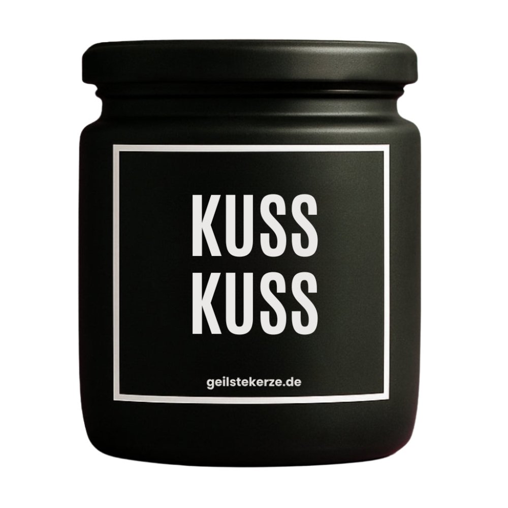 Duftkerze mit Spruch von geilstekerze ist der neue Geschenketrend. Diese witzige Kerze Vegane Bio-Kerze mit Spruch – KUSS KUSS brennt mega lange sagenhafte 80 Stunde, hochwertige ätherische Öle schaffen beste Duftverteilung. Mit 1400 lustigen Sprüchen perfekt zum Verschenken. Handgemacht in Deutschland von geilstekerze.de -Die beste Duftkerze die du kaufen kannst.