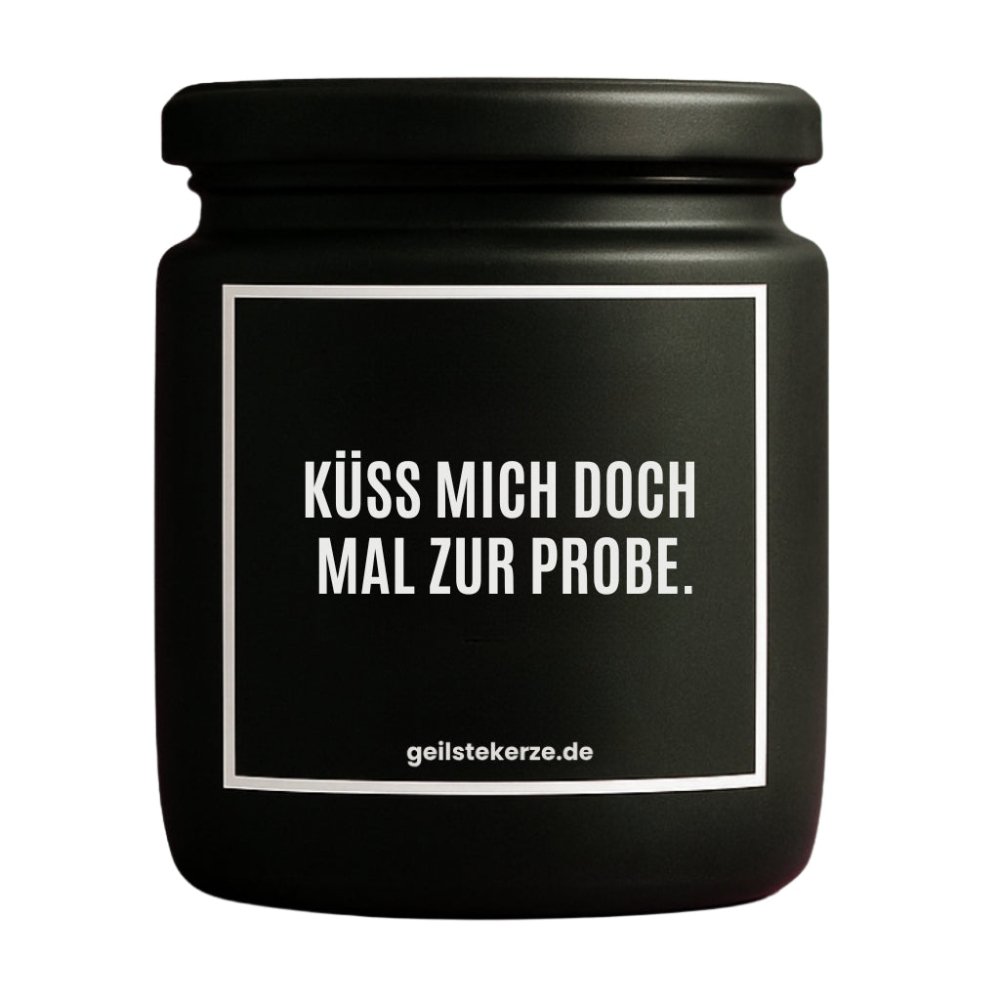 Duftkerze mit Spruch von geilstekerze ist der neue Geschenketrend. Diese witzige Kerze Vegane Bio-Kerze mit Spruch – KÜSS MICH DOCH MAL ZUR PROBE. brennt mega lange sagenhafte 80 Stunde, hochwertige ätherische Öle schaffen beste Duftverteilung. Mit 1400 lustigen Sprüchen perfekt zum Verschenken. Handgemacht in Deutschland von geilstekerze.de -Die beste Duftkerze die du kaufen kannst.