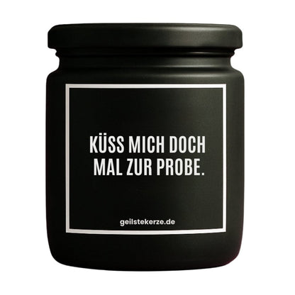 Duftkerze mit Spruch von geilstekerze ist der neue Geschenketrend. Diese witzige Kerze Vegane Bio-Kerze mit Spruch – KÜSS MICH DOCH MAL ZUR PROBE. brennt mega lange sagenhafte 80 Stunde, hochwertige ätherische Öle schaffen beste Duftverteilung. Mit 1400 lustigen Sprüchen perfekt zum Verschenken. Handgemacht in Deutschland von geilstekerze.de -Die beste Duftkerze die du kaufen kannst.