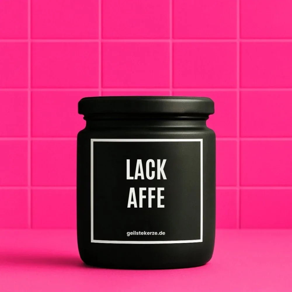 Duftkerze mit Spruch von geilstekerze ist der neue Geschenketrend. Diese witzige Kerze Vegane Bio-Kerze mit Spruch – LACKAFFE brennt mega lange sagenhafte 80 Stunde, hochwertige ätherische Öle schaffen beste Duftverteilung. Mit 1400 lustigen Sprüchen perfekt zum Verschenken. Handgemacht in Deutschland von geilstekerze.de -Die beste Duftkerze die du kaufen kannst.