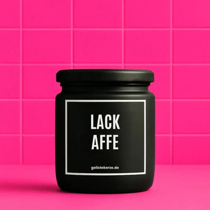Duftkerze mit Spruch von geilstekerze ist der neue Geschenketrend. Diese witzige Kerze Vegane Bio-Kerze mit Spruch – LACKAFFE brennt mega lange sagenhafte 80 Stunde, hochwertige ätherische Öle schaffen beste Duftverteilung. Mit 1400 lustigen Sprüchen perfekt zum Verschenken. Handgemacht in Deutschland von geilstekerze.de -Die beste Duftkerze die du kaufen kannst.
