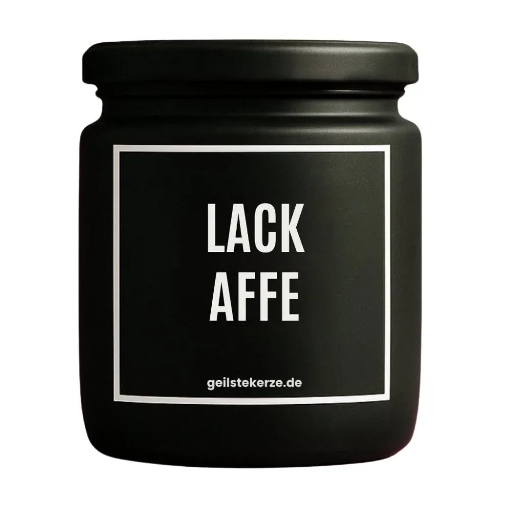 Duftkerze mit Spruch von geilstekerze ist der neue Geschenketrend. Diese witzige Kerze Vegane Bio-Kerze mit Spruch – LACKAFFE brennt mega lange sagenhafte 80 Stunde, hochwertige ätherische Öle schaffen beste Duftverteilung. Mit 1400 lustigen Sprüchen perfekt zum Verschenken. Handgemacht in Deutschland von geilstekerze.de -Die beste Duftkerze die du kaufen kannst.