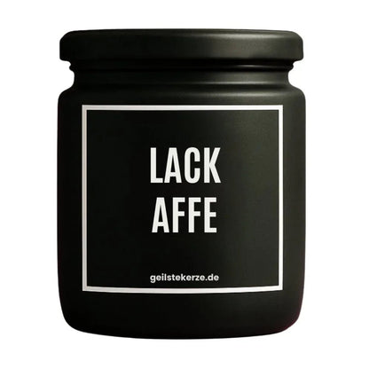Duftkerze mit Spruch von geilstekerze ist der neue Geschenketrend. Diese witzige Kerze Vegane Bio-Kerze mit Spruch – LACKAFFE brennt mega lange sagenhafte 80 Stunde, hochwertige ätherische Öle schaffen beste Duftverteilung. Mit 1400 lustigen Sprüchen perfekt zum Verschenken. Handgemacht in Deutschland von geilstekerze.de -Die beste Duftkerze die du kaufen kannst.