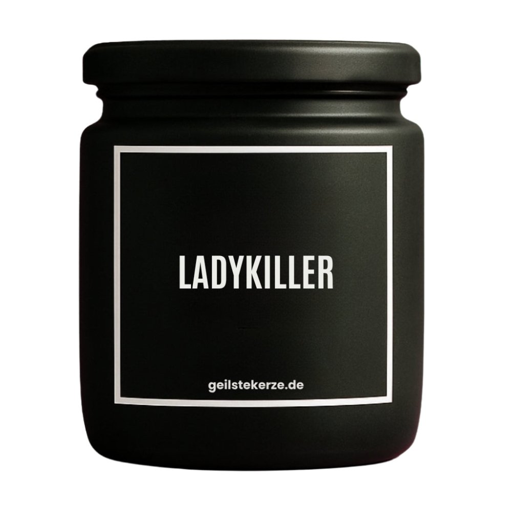 Duftkerze mit Spruch von geilstekerze ist der neue Geschenketrend. Diese witzige Kerze Vegane Bio-Kerze mit Spruch – LADYKILLER brennt mega lange sagenhafte 80 Stunde, hochwertige ätherische Öle schaffen beste Duftverteilung. Mit 1400 lustigen Sprüchen perfekt zum Verschenken. Handgemacht in Deutschland von geilstekerze.de -Die beste Duftkerze die du kaufen kannst.