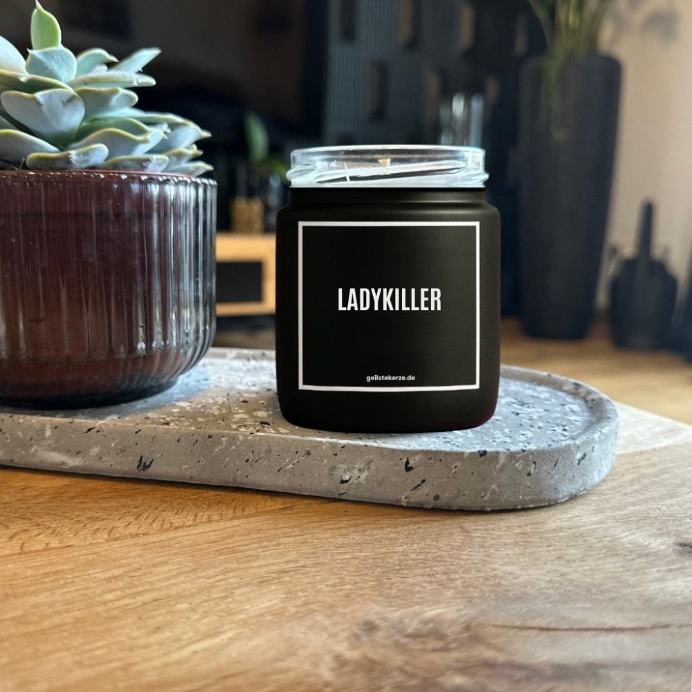 Duftkerze mit Spruch von geilstekerze ist der neue Geschenketrend. Diese witzige Kerze Vegane Bio-Kerze mit Spruch – LADYKILLER brennt mega lange sagenhafte 80 Stunde, hochwertige ätherische Öle schaffen beste Duftverteilung. Mit 1400 lustigen Sprüchen perfekt zum Verschenken. Handgemacht in Deutschland von geilstekerze.de -Die beste Duftkerze die du kaufen kannst.