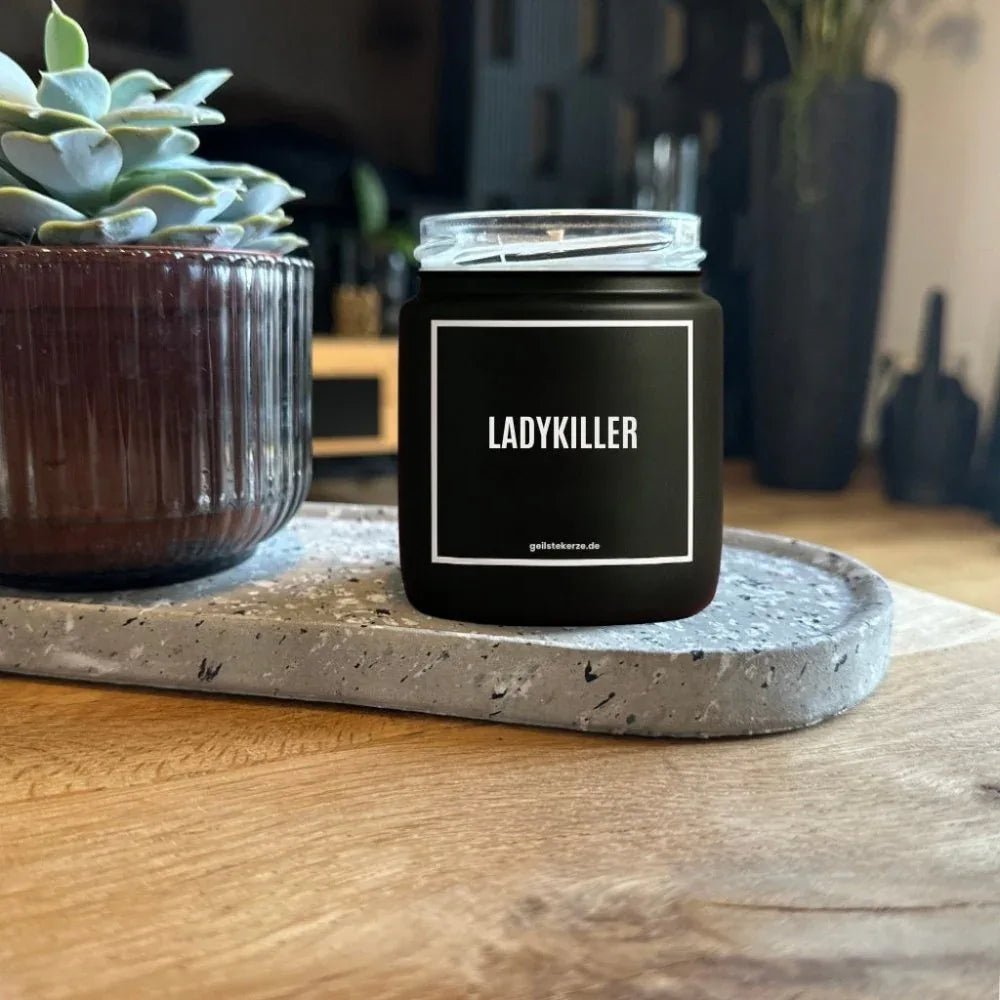 Duftkerze mit Spruch von geilstekerze ist der neue Geschenketrend. Diese witzige Kerze Vegane Bio-Kerze mit Spruch – LADYKILLER brennt mega lange sagenhafte 80 Stunde, hochwertige ätherische Öle schaffen beste Duftverteilung. Mit 1400 lustigen Sprüchen perfekt zum Verschenken. Handgemacht in Deutschland von geilstekerze.de -Die beste Duftkerze die du kaufen kannst.