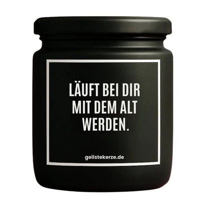 Duftkerze mit Spruch von geilstekerze ist der neue Geschenketrend. Diese witzige Kerze Vegane Bio-Kerze mit Spruch – LÄUFT BEI DIR MIT DEM ALT WERDEN. brennt mega lange sagenhafte 80 Stunde, hochwertige ätherische Öle schaffen beste Duftverteilung. Mit 1400 lustigen Sprüchen perfekt zum Verschenken. Handgemacht in Deutschland von geilstekerze.de -Die beste Duftkerze die du kaufen kannst.