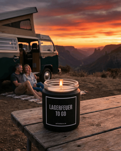 Duftkerze mit Spruch von geilstekerze ist der neue Geschenketrend. Diese witzige Kerze Vegane Bio-Kerze mit Spruch – LAGERFEUER TO GO brennt mega lange sagenhafte 80 Stunde, hochwertige ätherische Öle schaffen beste Duftverteilung. Mit 1400 lustigen Sprüchen perfekt zum Verschenken. Handgemacht in Deutschland von geilstekerze.de -Die beste Duftkerze die du kaufen kannst.
