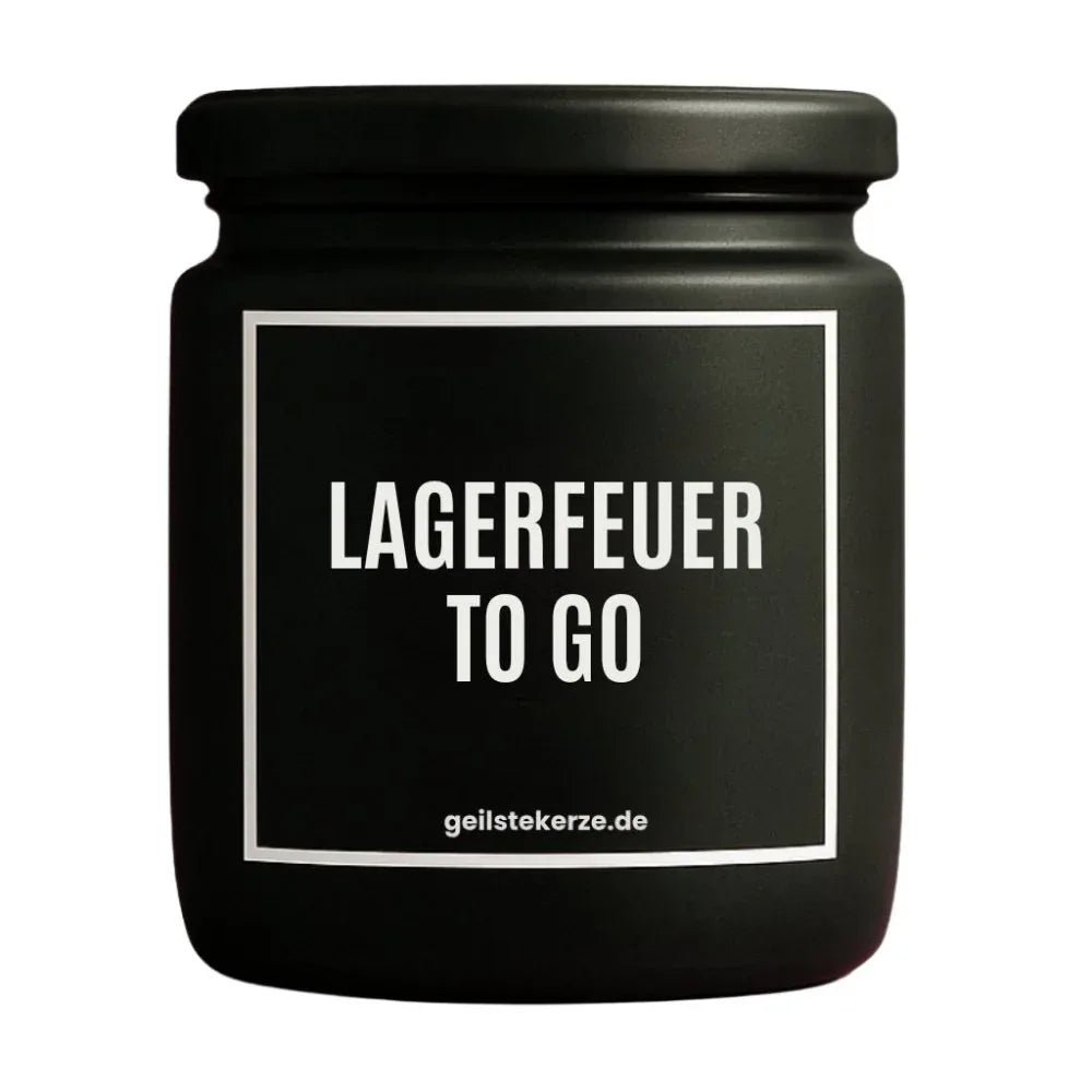 Duftkerze mit Spruch von geilstekerze ist der neue Geschenketrend. Diese witzige Kerze Vegane Bio-Kerze mit Spruch – LAGERFEUER TO GO brennt mega lange sagenhafte 80 Stunde, hochwertige ätherische Öle schaffen beste Duftverteilung. Mit 1400 lustigen Sprüchen perfekt zum Verschenken. Handgemacht in Deutschland von geilstekerze.de -Die beste Duftkerze die du kaufen kannst.