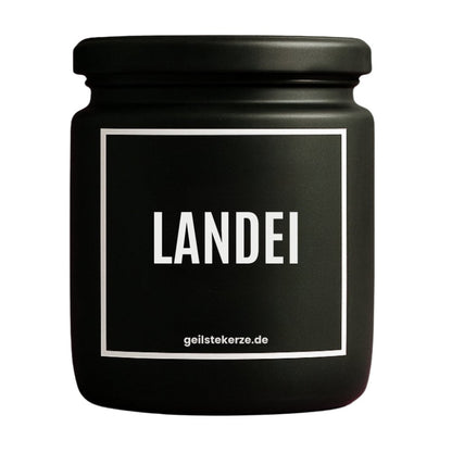Duftkerze mit Spruch von geilstekerze ist der neue Geschenketrend. Diese witzige Kerze Vegane Bio-Kerze mit Spruch – LANDEI brennt mega lange sagenhafte 80 Stunde, hochwertige ätherische Öle schaffen beste Duftverteilung. Mit 1400 lustigen Sprüchen perfekt zum Verschenken. Handgemacht in Deutschland von geilstekerze.de -Die beste Duftkerze die du kaufen kannst.
