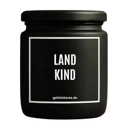 Duftkerze mit Spruch von geilstekerze ist der neue Geschenketrend. Diese witzige Kerze Vegane Bio-Kerze mit Spruch – LANDKIND brennt mega lange sagenhafte 80 Stunde, hochwertige ätherische Öle schaffen beste Duftverteilung. Mit 1400 lustigen Sprüchen perfekt zum Verschenken. Handgemacht in Deutschland von geilstekerze.de -Die beste Duftkerze die du kaufen kannst.