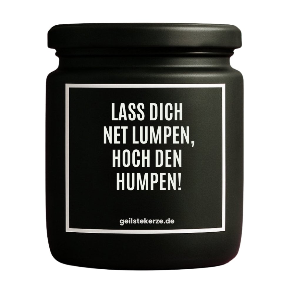 Duftkerze mit Spruch von geilstekerze ist der neue Geschenketrend. Diese witzige Kerze Vegane Bio-Kerze mit Spruch – LASS DICH NET LUMPEN, HOCH DEN HUMPEN! brennt mega lange sagenhafte 80 Stunde, hochwertige ätherische Öle schaffen beste Duftverteilung. Mit 1400 lustigen Sprüchen perfekt zum Verschenken. Handgemacht in Deutschland von geilstekerze.de -Die beste Duftkerze die du kaufen kannst.