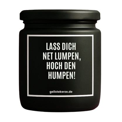 Duftkerze mit Spruch von geilstekerze ist der neue Geschenketrend. Diese witzige Kerze Vegane Bio-Kerze mit Spruch – LASS DICH NET LUMPEN, HOCH DEN HUMPEN! brennt mega lange sagenhafte 80 Stunde, hochwertige ätherische Öle schaffen beste Duftverteilung. Mit 1400 lustigen Sprüchen perfekt zum Verschenken. Handgemacht in Deutschland von geilstekerze.de -Die beste Duftkerze die du kaufen kannst.