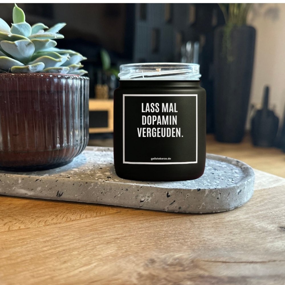 Duftkerze mit Spruch von geilstekerze ist der neue Geschenketrend. Diese witzige Kerze Vegane Bio-Kerze mit Spruch – LASS MAL DOPAMIN VERGEUDEN. brennt mega lange sagenhafte 80 Stunde, hochwertige ätherische Öle schaffen beste Duftverteilung. Mit 1400 lustigen Sprüchen perfekt zum Verschenken. Handgemacht in Deutschland von geilstekerze.de -Die beste Duftkerze die du kaufen kannst.