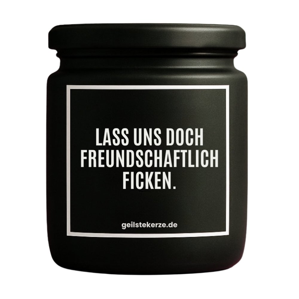 Duftkerze mit Spruch von geilstekerze ist der neue Geschenketrend. Diese witzige Kerze Vegane Bio-Kerze mit Spruch – LASS UNS DOCH FREUNDSCHAFTLICH FICKEN. brennt mega lange sagenhafte 80 Stunde, hochwertige ätherische Öle schaffen beste Duftverteilung. Mit 1400 lustigen Sprüchen perfekt zum Verschenken. Handgemacht in Deutschland von geilstekerze.de -Die beste Duftkerze die du kaufen kannst.