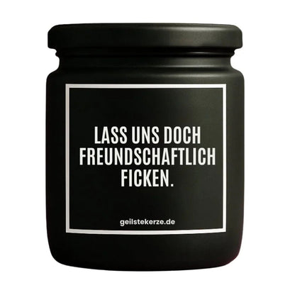 Duftkerze mit Spruch von geilstekerze ist der neue Geschenketrend. Diese witzige Kerze Vegane Bio-Kerze mit Spruch – LASS UNS DOCH FREUNDSCHAFTLICH FICKEN. brennt mega lange sagenhafte 80 Stunde, hochwertige ätherische Öle schaffen beste Duftverteilung. Mit 1400 lustigen Sprüchen perfekt zum Verschenken. Handgemacht in Deutschland von geilstekerze.de -Die beste Duftkerze die du kaufen kannst.