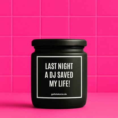 Duftkerze mit Spruch von geilstekerze ist der neue Geschenketrend. Diese witzige Kerze Vegane Bio-Kerze mit Spruch – LAST NIGHT A DJ SAVED MY LIFE! brennt mega lange sagenhafte 80 Stunde, hochwertige ätherische Öle schaffen beste Duftverteilung. Mit 1400 lustigen Sprüchen perfekt zum Verschenken. Handgemacht in Deutschland von geilstekerze.de -Die beste Duftkerze die du kaufen kannst.
