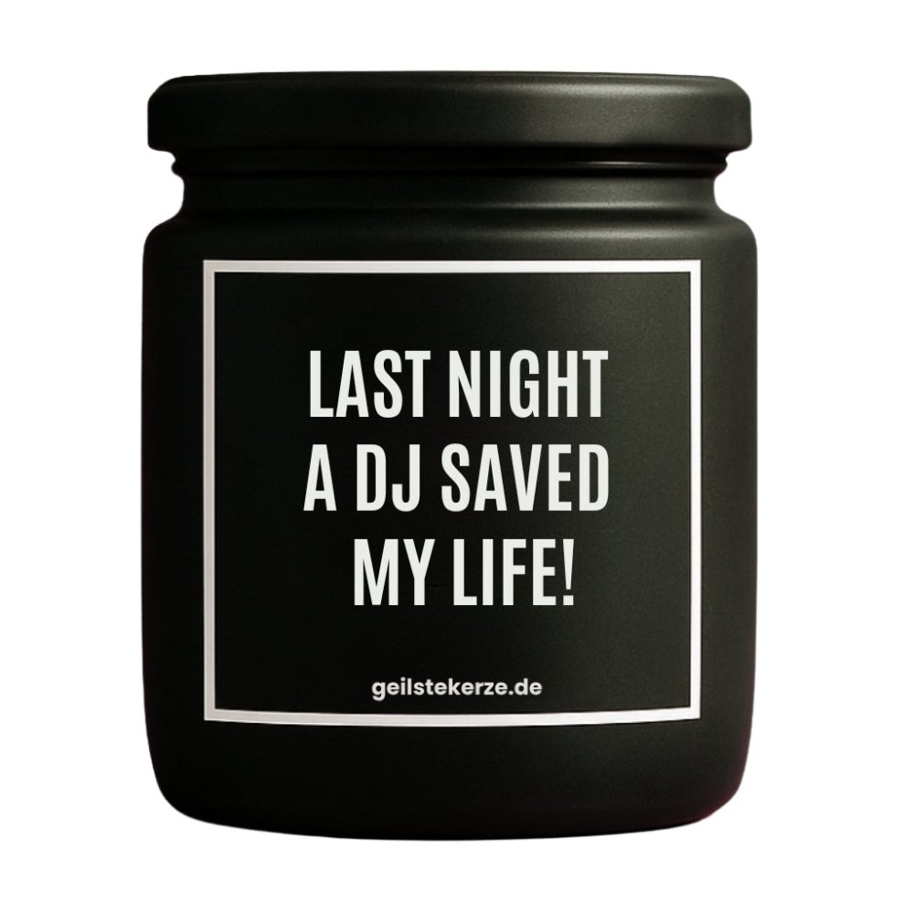 Duftkerze mit Spruch von geilstekerze ist der neue Geschenketrend. Diese witzige Kerze Vegane Bio-Kerze mit Spruch – LAST NIGHT A DJ SAVED MY LIFE! brennt mega lange sagenhafte 80 Stunde, hochwertige ätherische Öle schaffen beste Duftverteilung. Mit 1400 lustigen Sprüchen perfekt zum Verschenken. Handgemacht in Deutschland von geilstekerze.de -Die beste Duftkerze die du kaufen kannst.