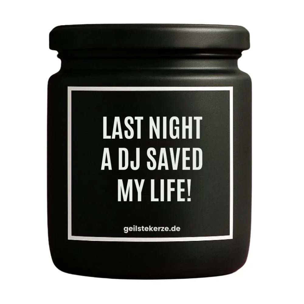 Duftkerze mit Spruch von geilstekerze ist der neue Geschenketrend. Diese witzige Kerze Vegane Bio-Kerze mit Spruch – LAST NIGHT A DJ SAVED MY LIFE! brennt mega lange sagenhafte 80 Stunde, hochwertige ätherische Öle schaffen beste Duftverteilung. Mit 1400 lustigen Sprüchen perfekt zum Verschenken. Handgemacht in Deutschland von geilstekerze.de -Die beste Duftkerze die du kaufen kannst.