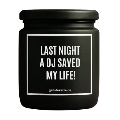 Duftkerze mit Spruch von geilstekerze ist der neue Geschenketrend. Diese witzige Kerze Vegane Bio-Kerze mit Spruch – LAST NIGHT A DJ SAVED MY LIFE! brennt mega lange sagenhafte 80 Stunde, hochwertige ätherische Öle schaffen beste Duftverteilung. Mit 1400 lustigen Sprüchen perfekt zum Verschenken. Handgemacht in Deutschland von geilstekerze.de -Die beste Duftkerze die du kaufen kannst.
