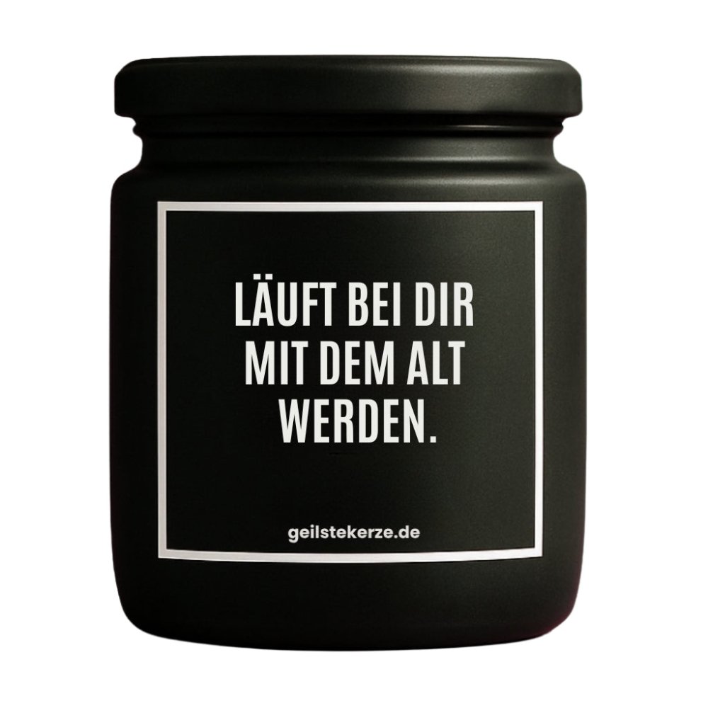 Duftkerze mit Spruch von geilstekerze ist der neue Geschenketrend. Diese witzige Kerze Vegane Bio-Kerze mit Spruch – LÄUFT BEI DIR MIT DEM ALT WERDEN. brennt mega lange sagenhafte 80 Stunde, hochwertige ätherische Öle schaffen beste Duftverteilung. Mit 1400 lustigen Sprüchen perfekt zum Verschenken. Handgemacht in Deutschland von geilstekerze.de -Die beste Duftkerze die du kaufen kannst.