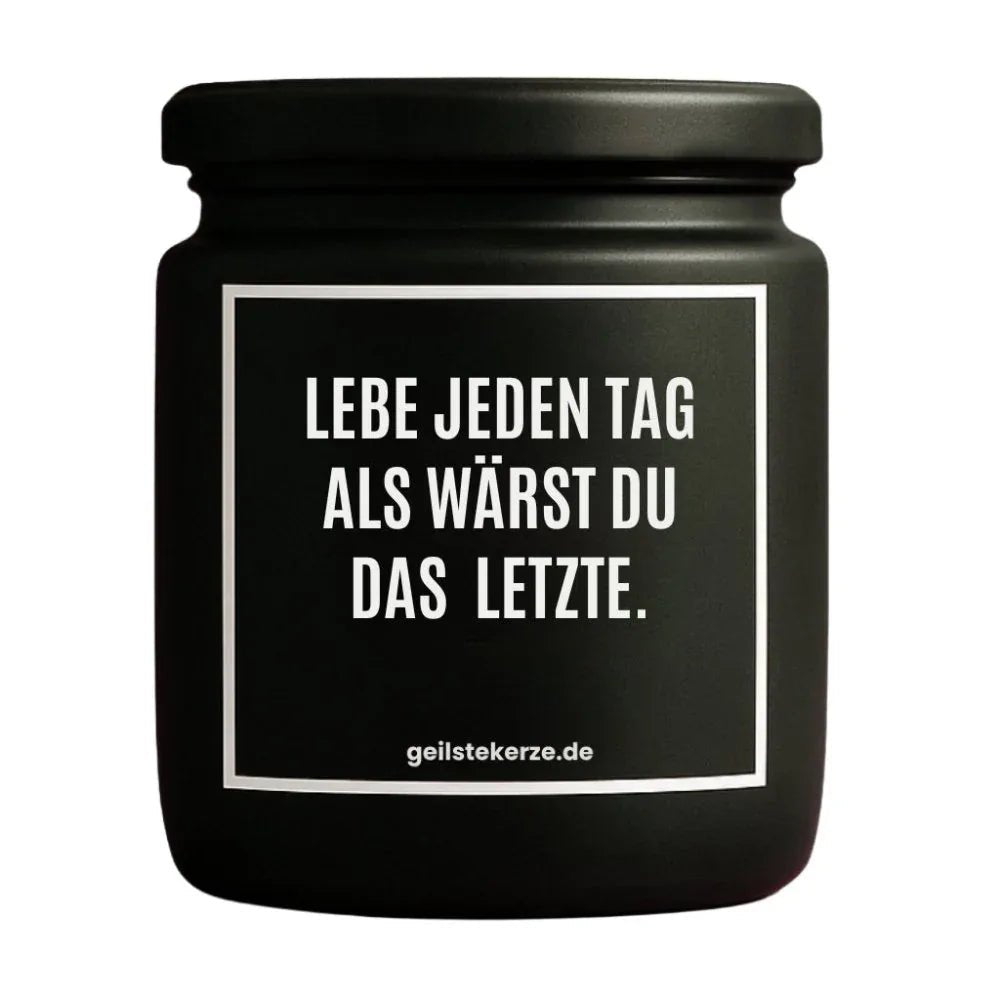 Duftkerze mit Spruch von geilstekerze ist der neue Geschenketrend. Diese witzige Kerze Vegane Bio-Kerze mit Spruch – LEBE JEDEN TAG ALS WÄRST DU DAS LETZTE. brennt mega lange sagenhafte 80 Stunde, hochwertige ätherische Öle schaffen beste Duftverteilung. Mit 1400 lustigen Sprüchen perfekt zum Verschenken. Handgemacht in Deutschland von geilstekerze.de -Die beste Duftkerze die du kaufen kannst.