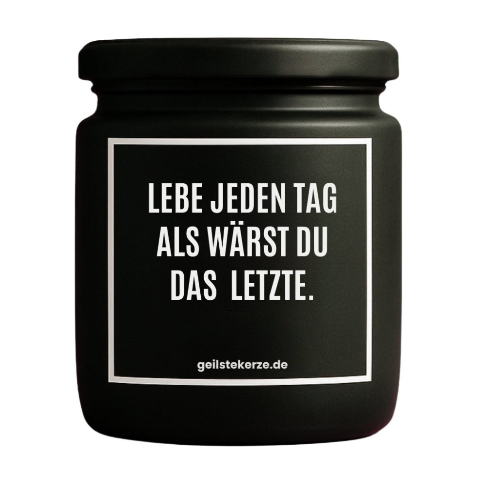 Duftkerze mit Spruch von geilstekerze ist der neue Geschenketrend. Diese witzige Kerze Vegane Bio-Kerze mit Spruch – LEBE JEDEN TAG ALS WÄRST DU DAS LETZTE. brennt mega lange sagenhafte 80 Stunde, hochwertige ätherische Öle schaffen beste Duftverteilung. Mit 1400 lustigen Sprüchen perfekt zum Verschenken. Handgemacht in Deutschland von geilstekerze.de -Die beste Duftkerze die du kaufen kannst.