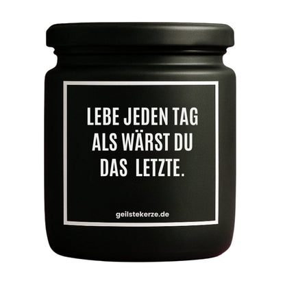 Duftkerze mit Spruch von geilstekerze ist der neue Geschenketrend. Diese witzige Kerze Vegane Bio-Kerze mit Spruch – LEBE JEDEN TAG ALS WÄRST DU DAS LETZTE. brennt mega lange sagenhafte 80 Stunde, hochwertige ätherische Öle schaffen beste Duftverteilung. Mit 1400 lustigen Sprüchen perfekt zum Verschenken. Handgemacht in Deutschland von geilstekerze.de -Die beste Duftkerze die du kaufen kannst.