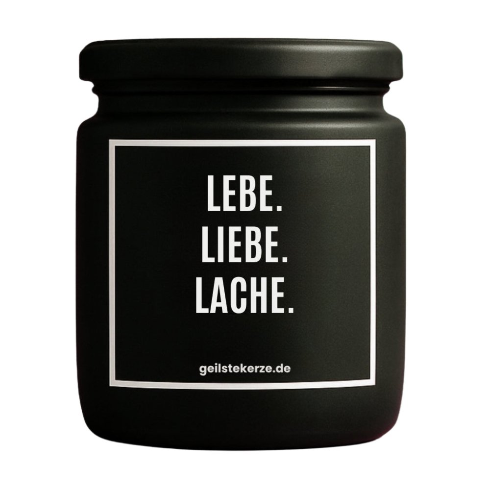 Duftkerze mit Spruch von geilstekerze ist der neue Geschenketrend. Diese witzige Kerze Vegane Bio-Kerze mit Spruch – LEBE. LIEBE. LACHE. brennt mega lange sagenhafte 80 Stunde, hochwertige ätherische Öle schaffen beste Duftverteilung. Mit 1400 lustigen Sprüchen perfekt zum Verschenken. Handgemacht in Deutschland von geilstekerze.de -Die beste Duftkerze die du kaufen kannst.