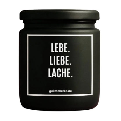 Duftkerze mit Spruch von geilstekerze ist der neue Geschenketrend. Diese witzige Kerze Vegane Bio-Kerze mit Spruch – LEBE. LIEBE. LACHE. brennt mega lange sagenhafte 80 Stunde, hochwertige ätherische Öle schaffen beste Duftverteilung. Mit 1400 lustigen Sprüchen perfekt zum Verschenken. Handgemacht in Deutschland von geilstekerze.de -Die beste Duftkerze die du kaufen kannst.