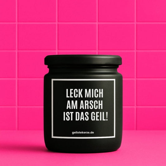 Duftkerze mit Spruch von geilstekerze ist der neue Geschenketrend. Diese witzige Kerze Vegane Bio-Kerze mit Spruch – LECK MICH AM ARSCH IST DAS GEIL! brennt mega lange sagenhafte 80 Stunde, hochwertige ätherische Öle schaffen beste Duftverteilung. Mit 1400 lustigen Sprüchen perfekt zum Verschenken. Handgemacht in Deutschland von geilstekerze.de -Die beste Duftkerze die du kaufen kannst.