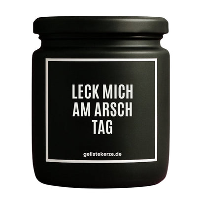 Duftkerze mit Spruch von geilstekerze ist der neue Geschenketrend. Diese witzige Kerze Vegane Bio-Kerze mit Spruch – LECK MICH AM ARSCH TAG brennt mega lange sagenhafte 80 Stunde, hochwertige ätherische Öle schaffen beste Duftverteilung. Mit 1400 lustigen Sprüchen perfekt zum Verschenken. Handgemacht in Deutschland von geilstekerze.de -Die beste Duftkerze die du kaufen kannst.