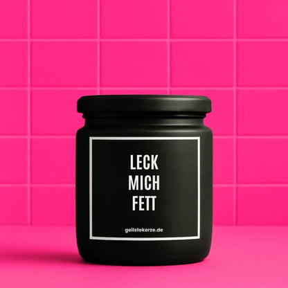Duftkerze mit Spruch von geilstekerze ist der neue Geschenketrend. Diese witzige Kerze Vegane Bio-Kerze mit Spruch – LECK MICH FETT brennt mega lange sagenhafte 80 Stunde, hochwertige ätherische Öle schaffen beste Duftverteilung. Mit 1400 lustigen Sprüchen perfekt zum Verschenken. Handgemacht in Deutschland von geilstekerze.de -Die beste Duftkerze die du kaufen kannst.