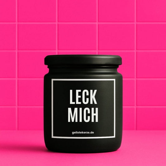 Duftkerze mit Spruch von geilstekerze ist der neue Geschenketrend. Diese witzige Kerze Vegane Bio-Kerze mit Spruch – LECK MICH brennt mega lange sagenhafte 80 Stunde, hochwertige ätherische Öle schaffen beste Duftverteilung. Mit 1400 lustigen Sprüchen perfekt zum Verschenken. Handgemacht in Deutschland von geilstekerze.de -Die beste Duftkerze die du kaufen kannst.