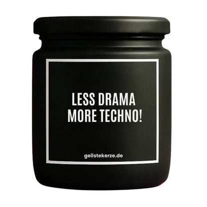 Duftkerze mit Spruch von geilstekerze ist der neue Geschenketrend. Diese witzige Kerze Vegane Bio-Kerze mit Spruch – LESS DRAMA MORE TECHNO! brennt mega lange sagenhafte 80 Stunde, hochwertige ätherische Öle schaffen beste Duftverteilung. Mit 1400 lustigen Sprüchen perfekt zum Verschenken. Handgemacht in Deutschland von geilstekerze.de -Die beste Duftkerze die du kaufen kannst.
