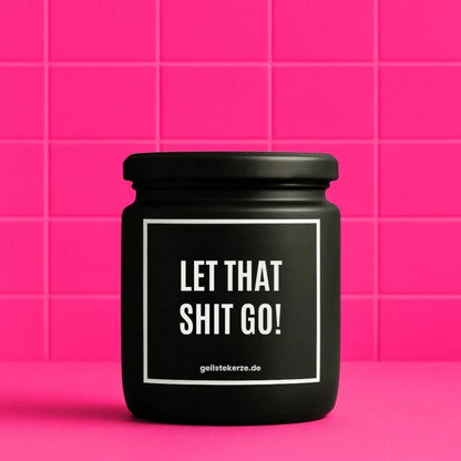 Duftkerze mit Spruch von geilstekerze ist der neue Geschenketrend. Diese witzige Kerze Vegane Bio-Kerze mit Spruch – LET THAT SHIT GO! brennt mega lange sagenhafte 80 Stunde, hochwertige ätherische Öle schaffen beste Duftverteilung. Mit 1400 lustigen Sprüchen perfekt zum Verschenken. Handgemacht in Deutschland von geilstekerze.de -Die beste Duftkerze die du kaufen kannst.