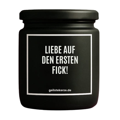Duftkerze mit Spruch von geilstekerze ist der neue Geschenketrend. Diese witzige Kerze Vegane Bio-Kerze mit Spruch – LIEBE AUF DEN ERSTEN FICK! brennt mega lange sagenhafte 80 Stunde, hochwertige ätherische Öle schaffen beste Duftverteilung. Mit 1400 lustigen Sprüchen perfekt zum Verschenken. Handgemacht in Deutschland von geilstekerze.de -Die beste Duftkerze die du kaufen kannst.