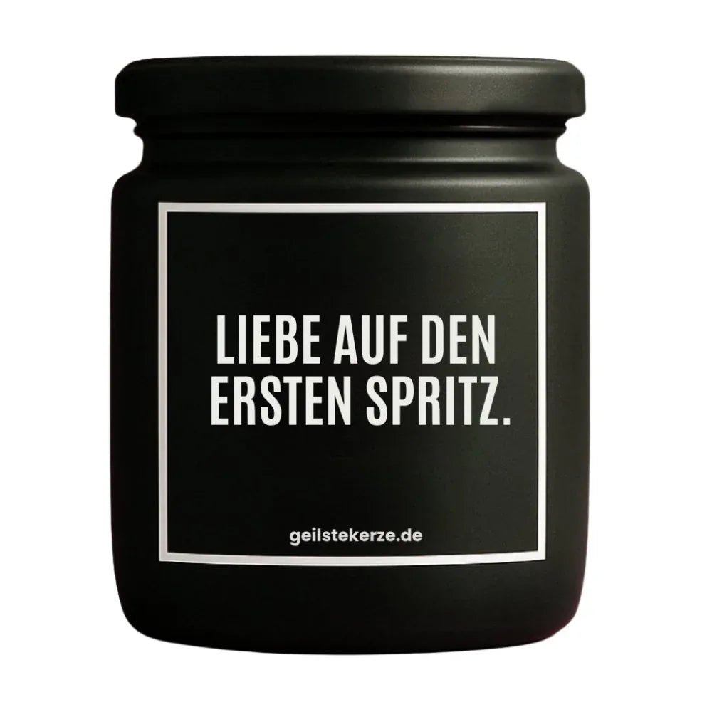 LIEBE AUF DEN ERSTEN SPRITZ Duftkerze Detail – Sojawachs, handgemacht