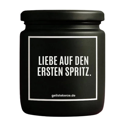 LIEBE AUF DEN ERSTEN SPRITZ Duftkerze Detail – Sojawachs, handgemacht