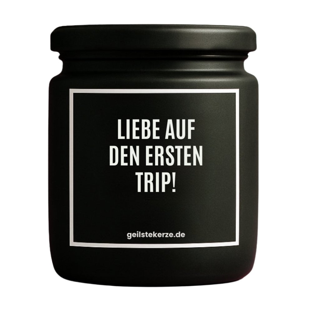 Duftkerze mit Spruch von geilstekerze ist der neue Geschenketrend. Diese witzige Kerze Vegane Bio-Kerze mit Spruch – LIEBE AUF DEN ERSTEN TRIP! brennt mega lange sagenhafte 80 Stunde, hochwertige ätherische Öle schaffen beste Duftverteilung. Mit 1400 lustigen Sprüchen perfekt zum Verschenken. Handgemacht in Deutschland von geilstekerze.de -Die beste Duftkerze die du kaufen kannst.