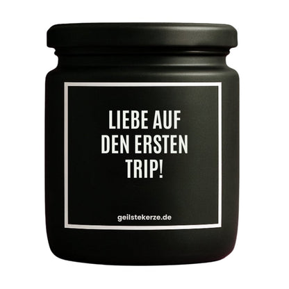 Duftkerze mit Spruch von geilstekerze ist der neue Geschenketrend. Diese witzige Kerze Vegane Bio-Kerze mit Spruch – LIEBE AUF DEN ERSTEN TRIP! brennt mega lange sagenhafte 80 Stunde, hochwertige ätherische Öle schaffen beste Duftverteilung. Mit 1400 lustigen Sprüchen perfekt zum Verschenken. Handgemacht in Deutschland von geilstekerze.de -Die beste Duftkerze die du kaufen kannst.