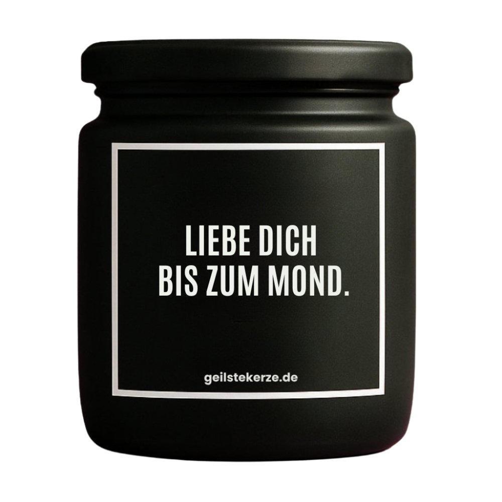 Duftkerze mit Spruch von geilstekerze ist der neue Geschenketrend. Diese witzige Kerze Vegane Bio-Kerze mit Spruch – LIEBE DICH BIS ZUM MOND. brennt mega lange sagenhafte 80 Stunde, hochwertige ätherische Öle schaffen beste Duftverteilung. Mit 1400 lustigen Sprüchen perfekt zum Verschenken. Handgemacht in Deutschland von geilstekerze.de -Die beste Duftkerze die du kaufen kannst.