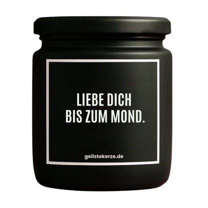 Duftkerze mit Spruch von geilstekerze ist der neue Geschenketrend. Diese witzige Kerze Vegane Bio-Kerze mit Spruch – LIEBE DICH BIS ZUM MOND. brennt mega lange sagenhafte 80 Stunde, hochwertige ätherische Öle schaffen beste Duftverteilung. Mit 1400 lustigen Sprüchen perfekt zum Verschenken. Handgemacht in Deutschland von geilstekerze.de -Die beste Duftkerze die du kaufen kannst.