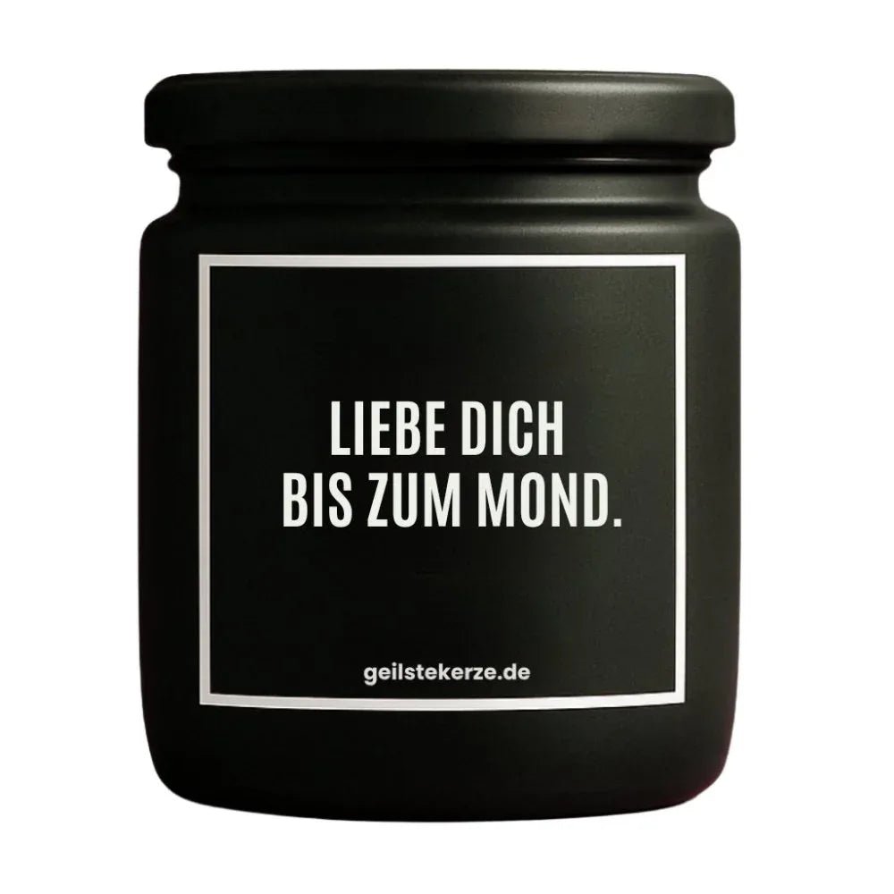 Duftkerze mit Spruch von geilstekerze ist der neue Geschenketrend. Diese witzige Kerze Vegane Bio-Kerze mit Spruch – LIEBE DICH BIS ZUM MOND. brennt mega lange sagenhafte 80 Stunde, hochwertige ätherische Öle schaffen beste Duftverteilung. Mit 1400 lustigen Sprüchen perfekt zum Verschenken. Handgemacht in Deutschland von geilstekerze.de -Die beste Duftkerze die du kaufen kannst.