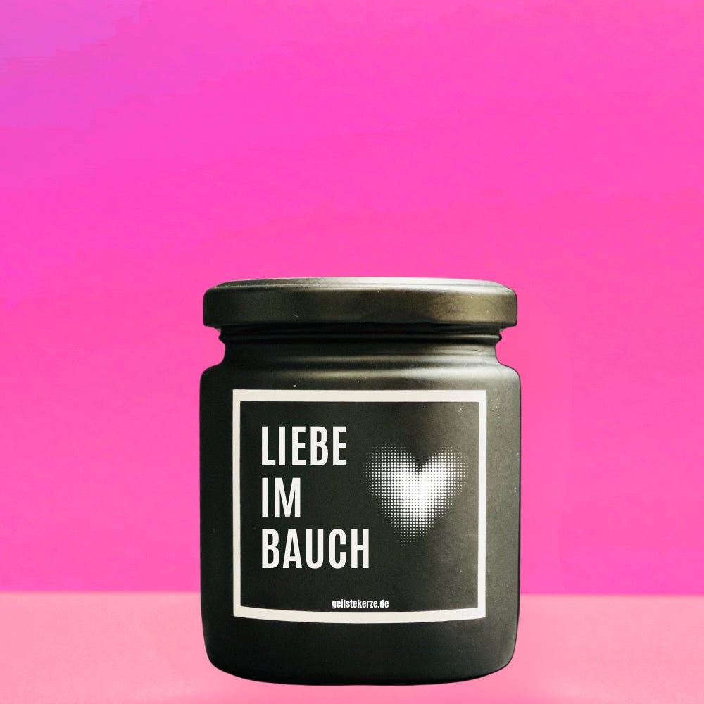 Duftkerze mit Spruch von geilstekerze ist der neue Geschenketrend. Diese witzige Kerze Vegane Bio-Kerze mit Spruch – LIEBE IM BAUCH brennt mega lange sagenhafte 80 Stunde, hochwertige ätherische Öle schaffen beste Duftverteilung. Mit 1400 lustigen Sprüchen perfekt zum Verschenken. Handgemacht in Deutschland von geilstekerze.de -Die beste Duftkerze die du kaufen kannst.
