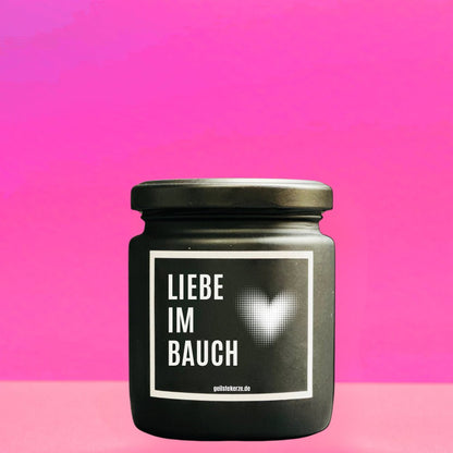 Duftkerze mit Spruch von geilstekerze ist der neue Geschenketrend. Diese witzige Kerze Vegane Bio-Kerze mit Spruch – LIEBE IM BAUCH brennt mega lange sagenhafte 80 Stunde, hochwertige ätherische Öle schaffen beste Duftverteilung. Mit 1400 lustigen Sprüchen perfekt zum Verschenken. Handgemacht in Deutschland von geilstekerze.de -Die beste Duftkerze die du kaufen kannst.