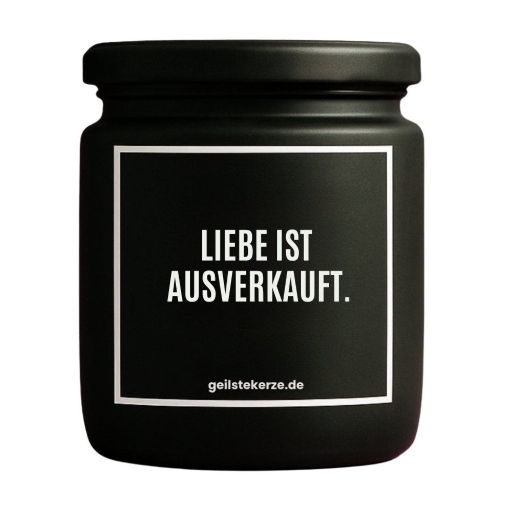 Duftkerze mit Spruch von geilstekerze ist der neue Geschenketrend. Diese witzige Kerze Vegane Bio-Kerze mit Spruch – LIEBE IST AUSVERKAUFT. brennt mega lange sagenhafte 80 Stunde, hochwertige ätherische Öle schaffen beste Duftverteilung. Mit 1400 lustigen Sprüchen perfekt zum Verschenken. Handgemacht in Deutschland von geilstekerze.de -Die beste Duftkerze die du kaufen kannst.